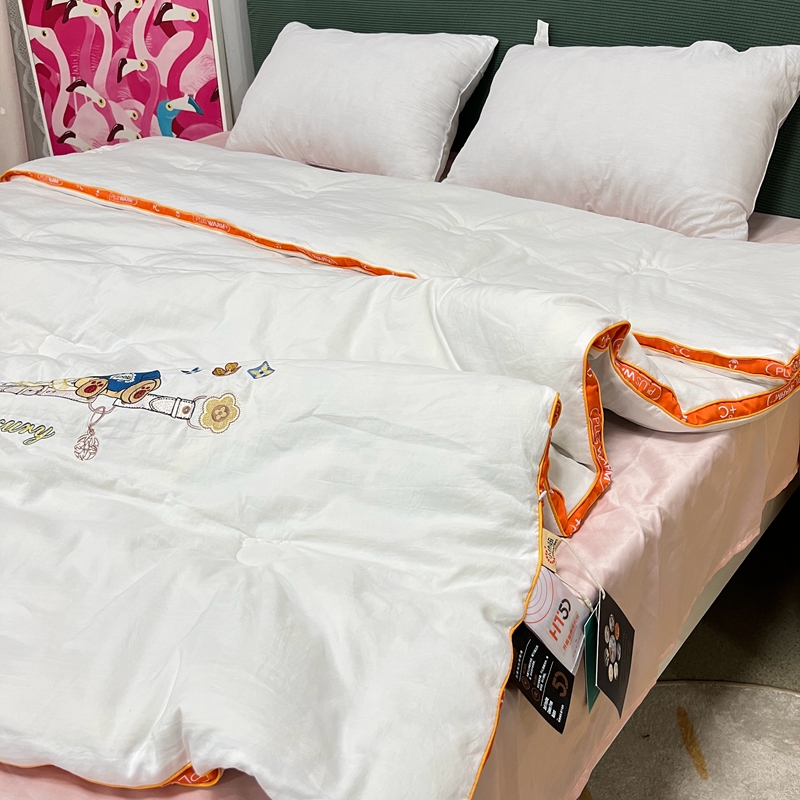 91家纺网 家纺一手货源 找家纺 青螺家纺2022新款熊豆豆绣花小太阳热芯大豆被 小熊白