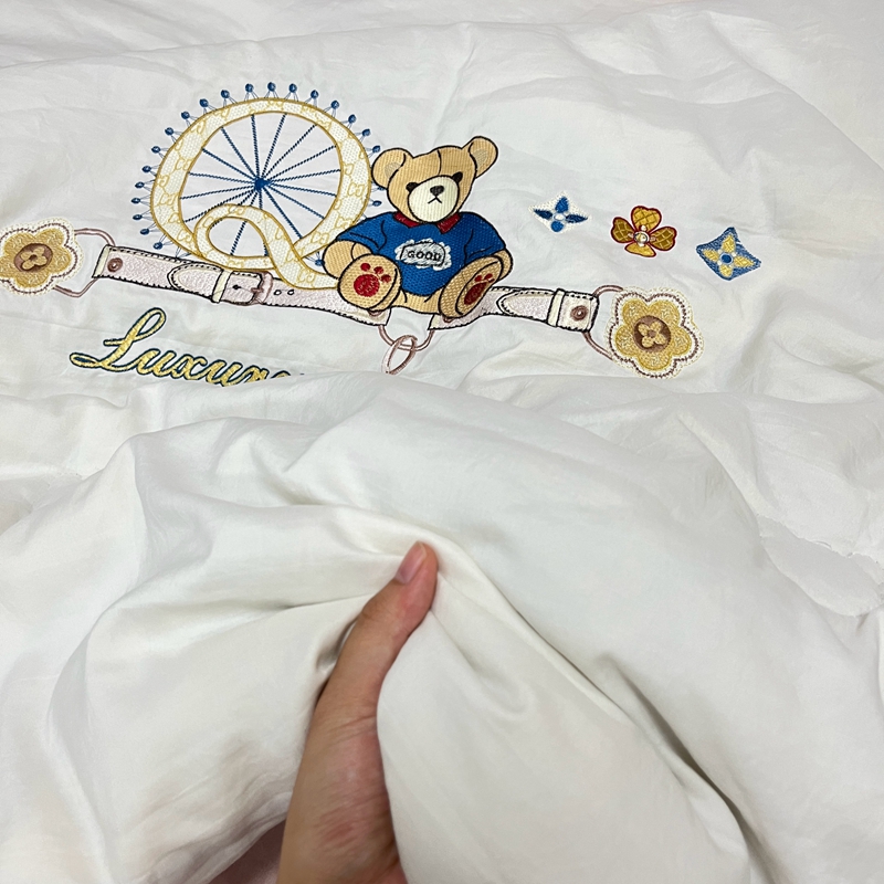 91家纺网 家纺一手货源 找家纺 青螺家纺2022新款熊豆豆绣花小太阳热芯大豆被 小熊白