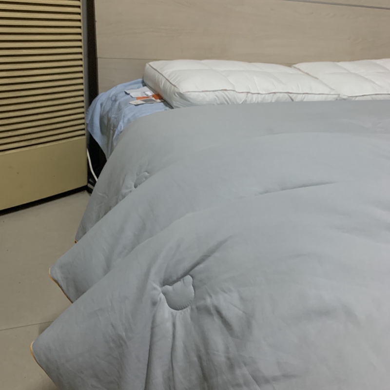 91家纺网 家纺一手货源 找家纺 青螺家纺2022新款熊豆豆绣花小太阳热芯大豆被 小熊灰