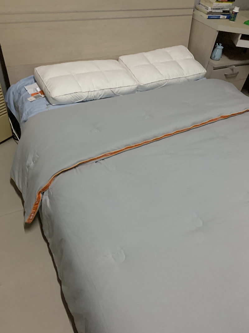 91家纺网 家纺一手货源 找家纺 青螺家纺2022新款熊豆豆绣花小太阳热芯大豆被 小熊灰