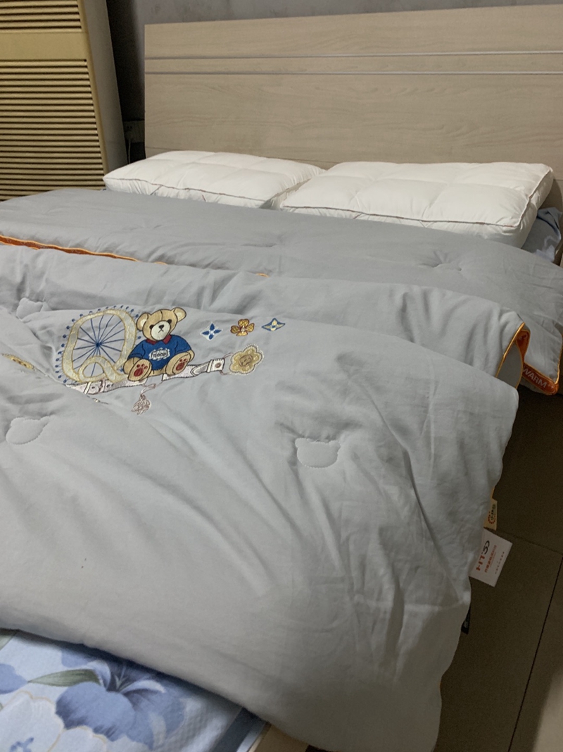 91家纺网 家纺一手货源 找家纺 青螺家纺2022新款熊豆豆绣花小太阳热芯大豆被 小熊灰