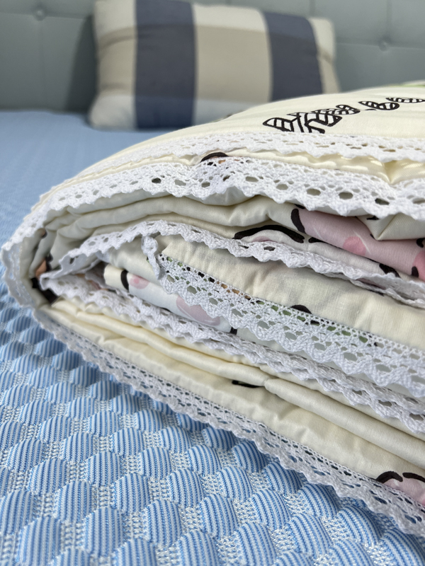 91家纺网 家纺一手货源 找家纺 德芙 2023新款全棉印花卡通夏被四件套 野餐派对