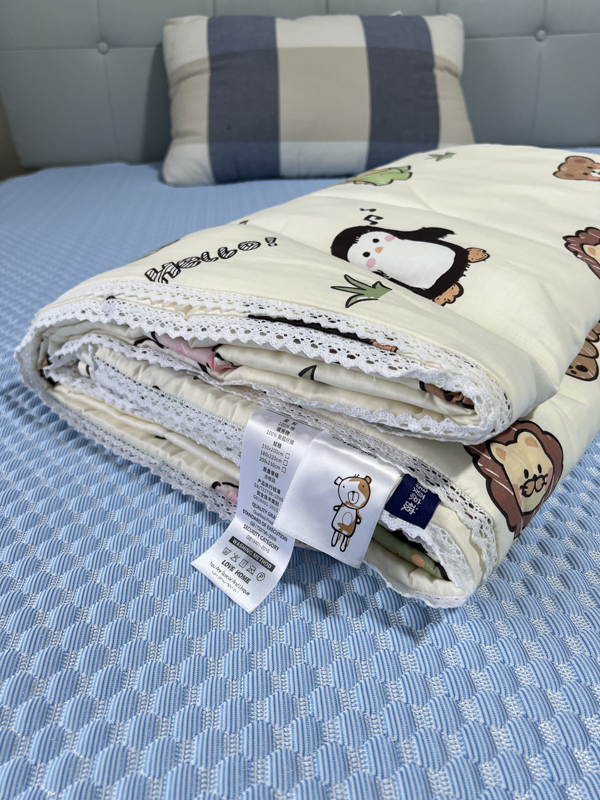 91家纺网 家纺一手货源 找家纺 德芙 2023新款全棉印花卡通夏被四件套 野餐派对