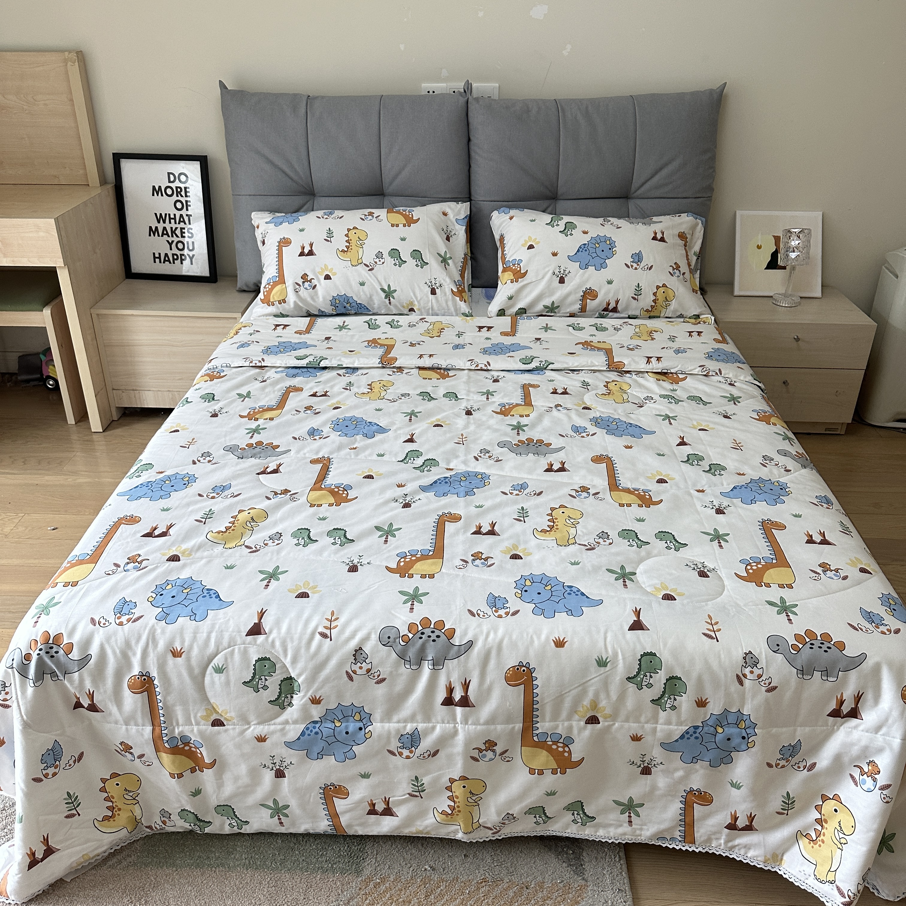 91家纺网 家纺一手货源 找家纺 德芙 2023新款全棉印花卡通夏被四件套 恐龙仔仔