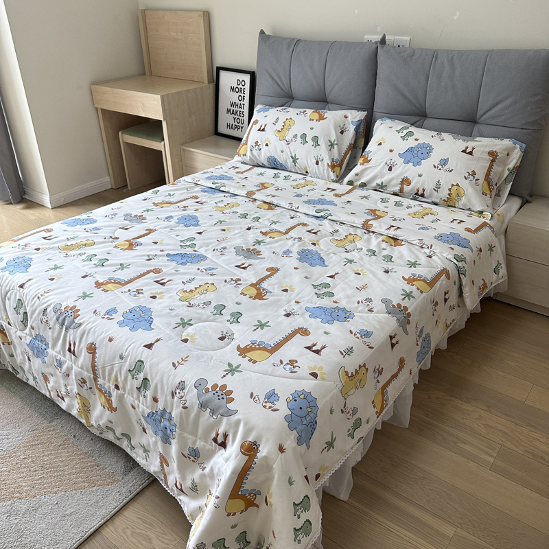 91家纺网 家纺一手货源 找家纺 德芙 2023新款全棉印花卡通夏被四件套 恐龙仔仔