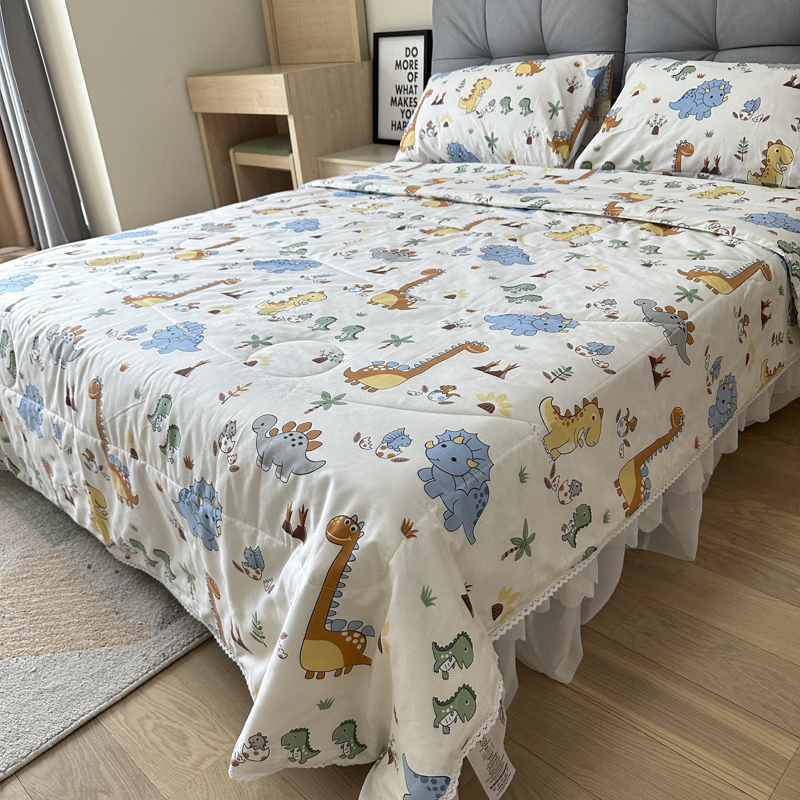 91家纺网 家纺一手货源 找家纺 德芙 2023新款全棉印花卡通夏被四件套 恐龙仔仔