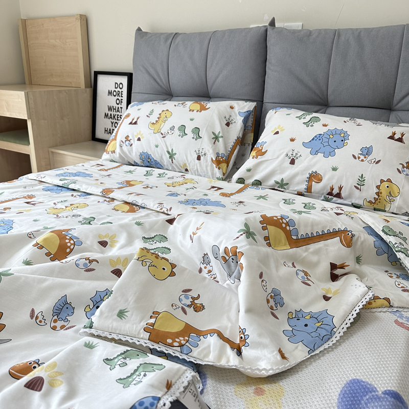 91家纺网 家纺一手货源 找家纺 德芙 2023新款全棉印花卡通夏被四件套 恐龙仔仔