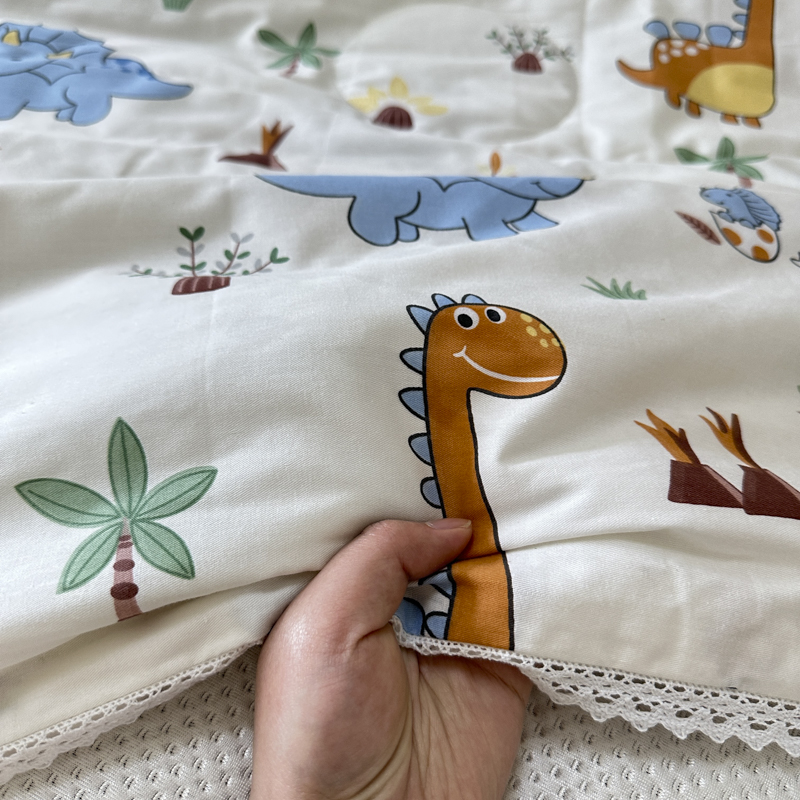 91家纺网 家纺一手货源 找家纺 德芙 2023新款全棉印花卡通夏被四件套 恐龙仔仔