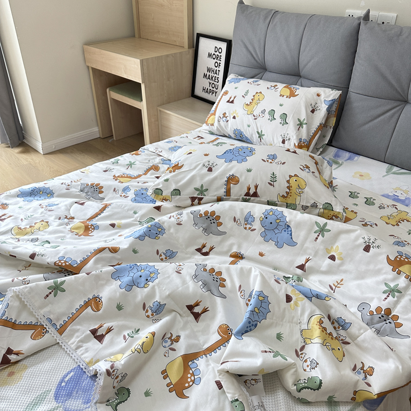 91家纺网 家纺一手货源 找家纺 德芙 2023新款全棉印花卡通夏被四件套 恐龙仔仔