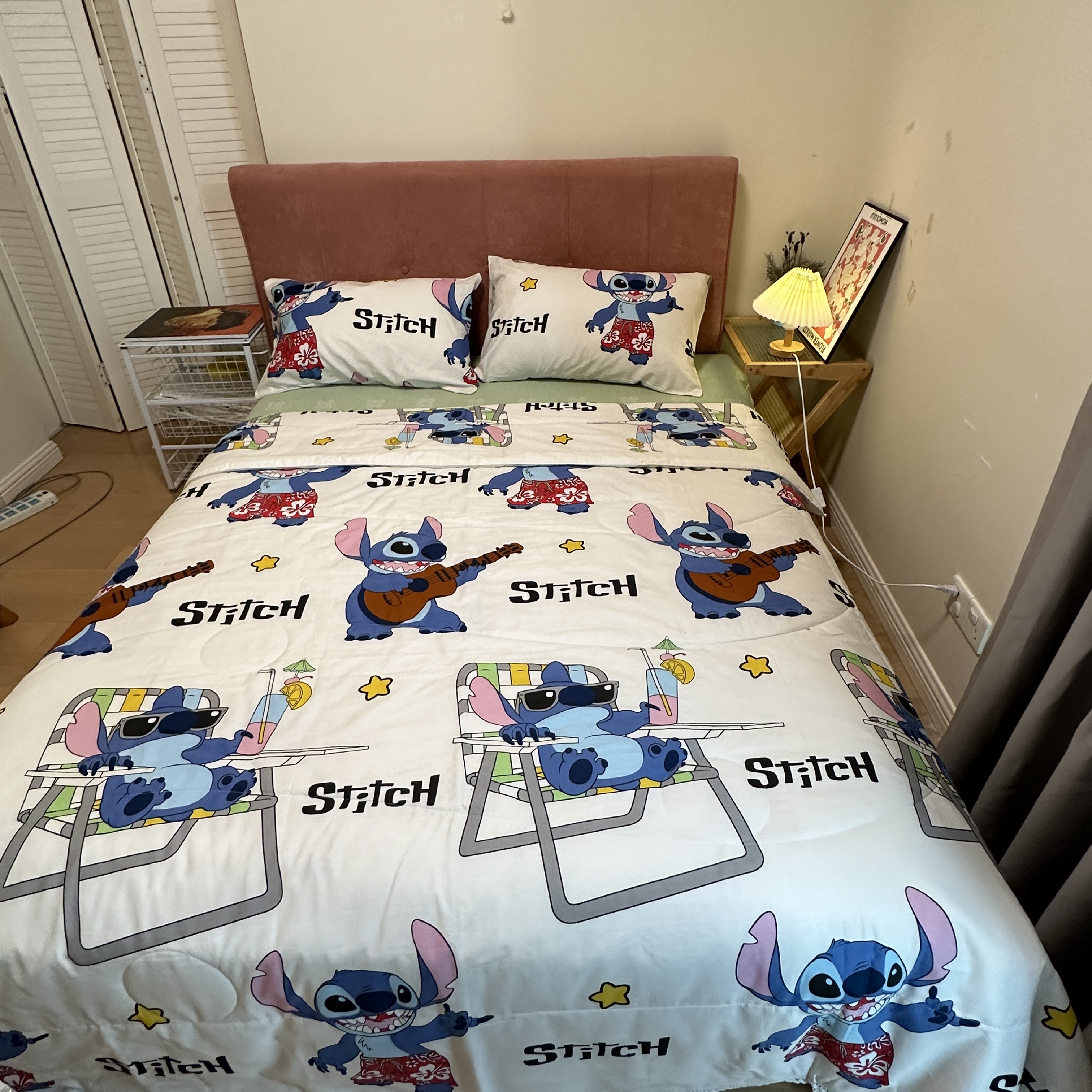 91家纺网 家纺一手货源 找家纺 德芙 2023新款全棉印花卡通夏被四件套 摇滚史迪仔