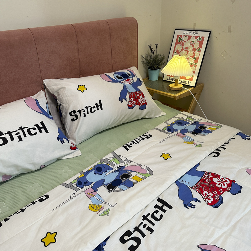 91家纺网 家纺一手货源 找家纺 德芙 2023新款全棉印花卡通夏被四件套 摇滚史迪仔