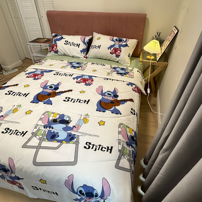 91家纺网 家纺一手货源 找家纺 德芙 2023新款全棉印花卡通夏被四件套 摇滚史迪仔