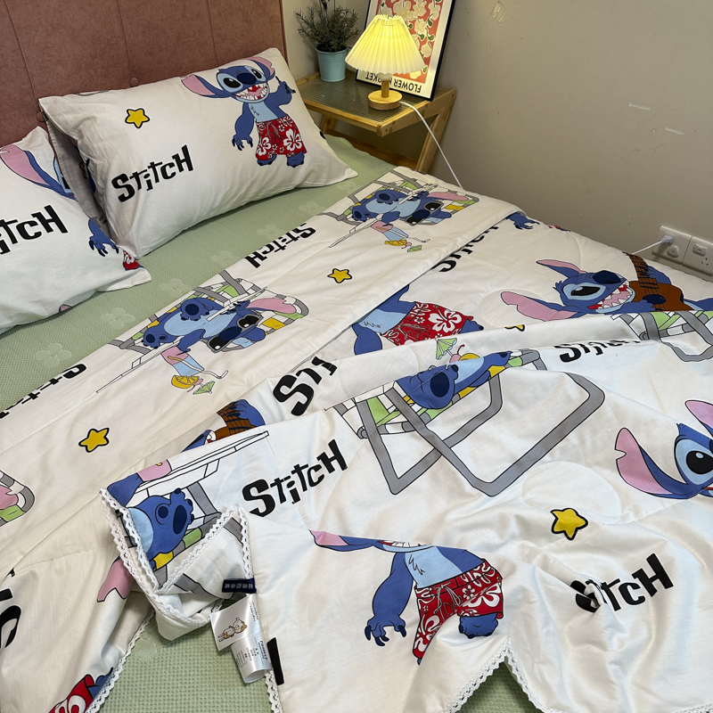 91家纺网 家纺一手货源 找家纺 德芙 2023新款全棉印花卡通夏被四件套 摇滚史迪仔