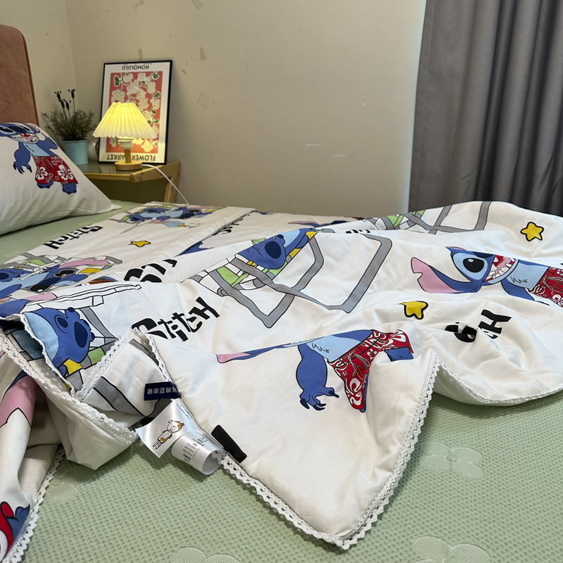 91家纺网 家纺一手货源 找家纺 德芙 2023新款全棉印花卡通夏被四件套 摇滚史迪仔