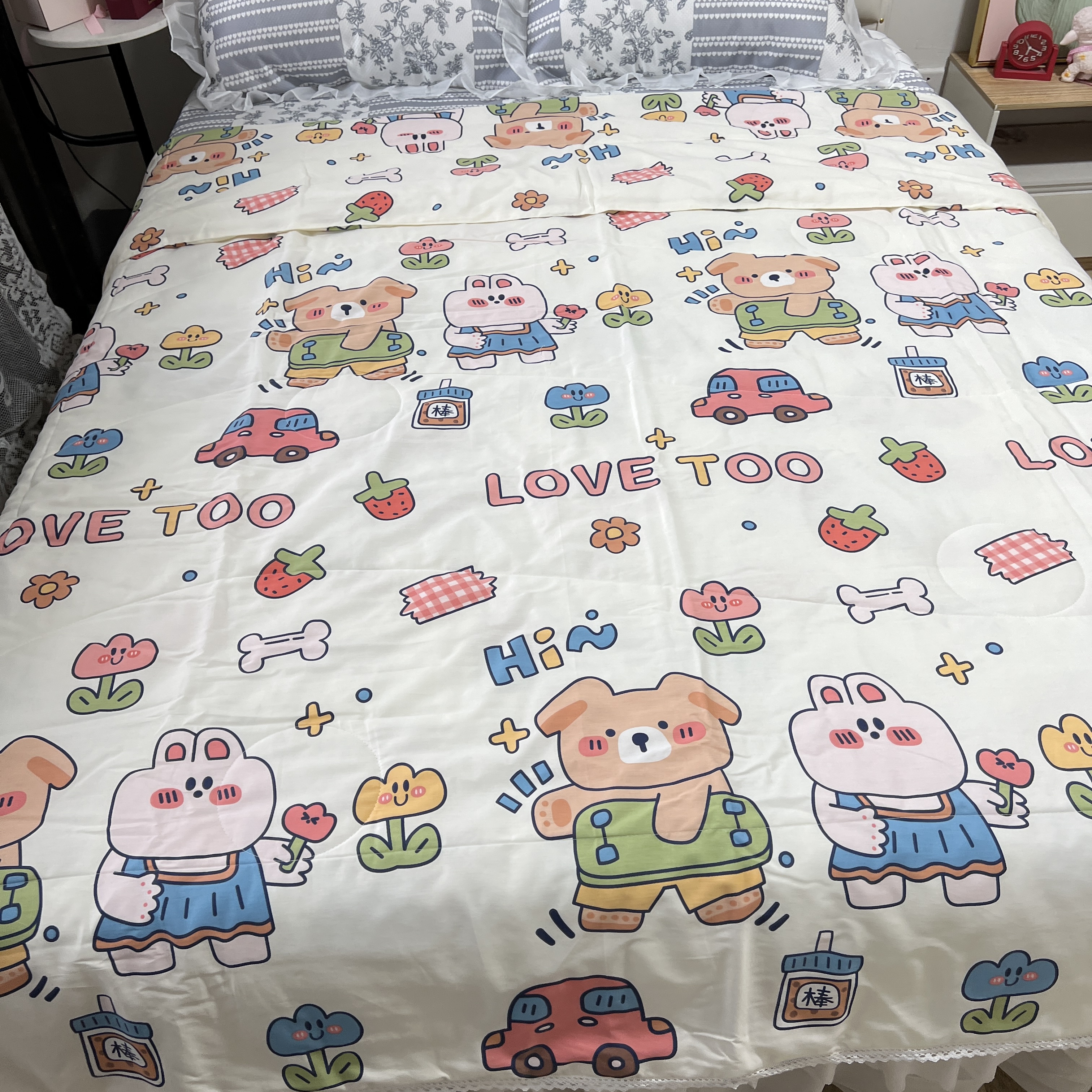 91家纺网 家纺一手货源 找家纺 德芙 2023新款全棉印花卡通夏被四件套 爱的旅途