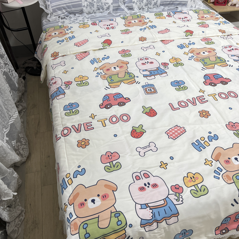 91家纺网 家纺一手货源 找家纺 德芙 2023新款全棉印花卡通夏被四件套 爱的旅途