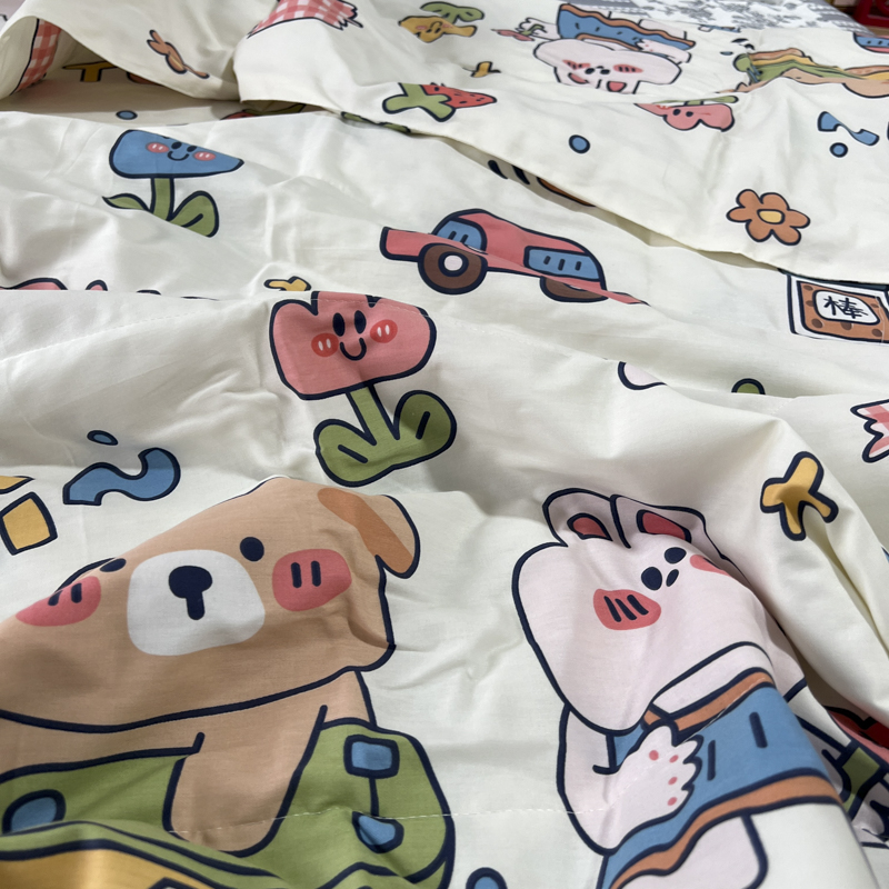 91家纺网 家纺一手货源 找家纺 德芙 2023新款全棉印花卡通夏被四件套 爱的旅途