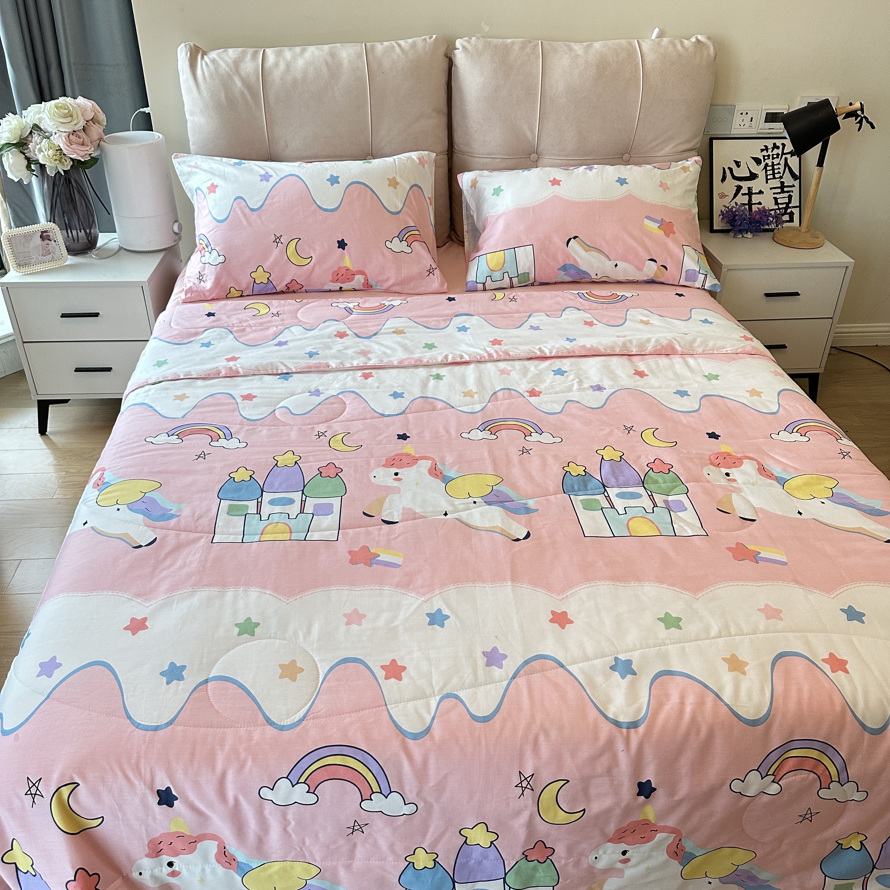 91家纺网 家纺一手货源 找家纺 德芙 2023新款全棉印花卡通夏被四件套 甜甜的梦