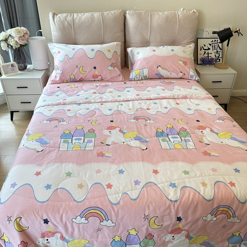 91家纺网 家纺一手货源 找家纺 德芙 2023新款全棉印花卡通夏被四件套 甜甜的梦