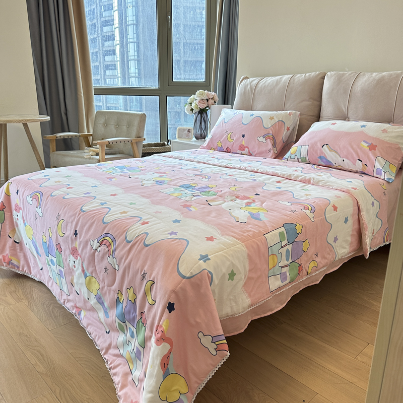 91家纺网 家纺一手货源 找家纺 德芙 2023新款全棉印花卡通夏被四件套 甜甜的梦