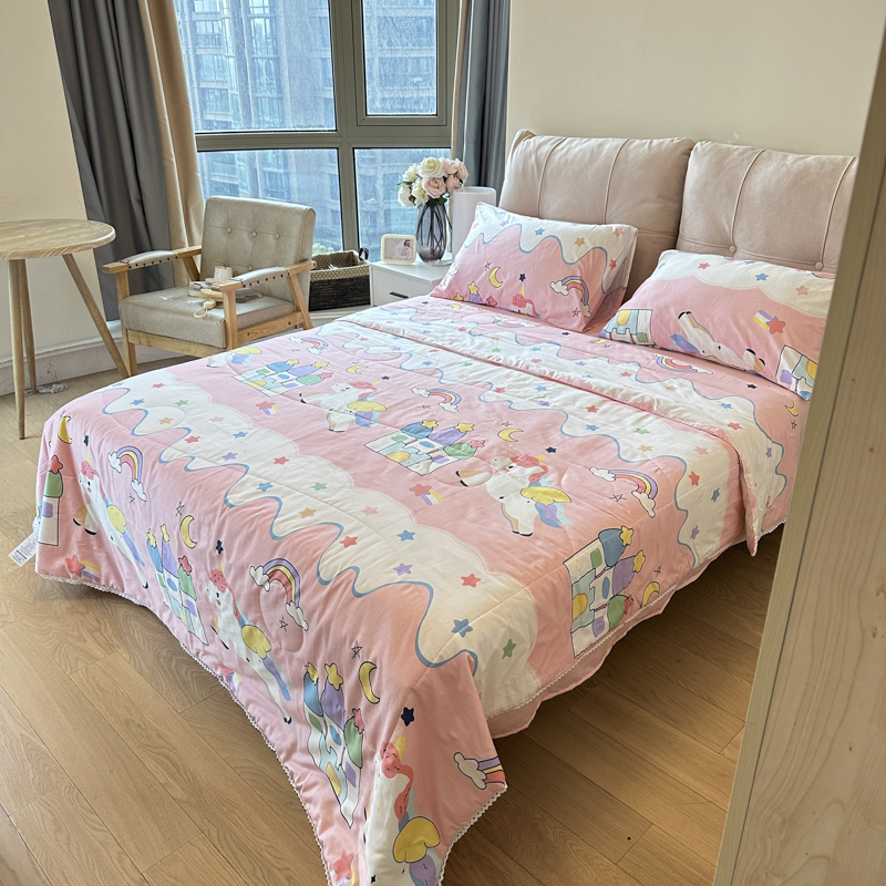 91家纺网 家纺一手货源 找家纺 德芙 2023新款全棉印花卡通夏被四件套 甜甜的梦