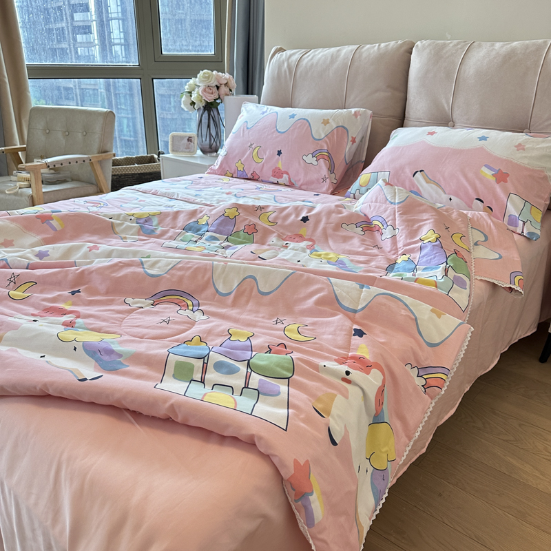 91家纺网 家纺一手货源 找家纺 德芙 2023新款全棉印花卡通夏被四件套 甜甜的梦