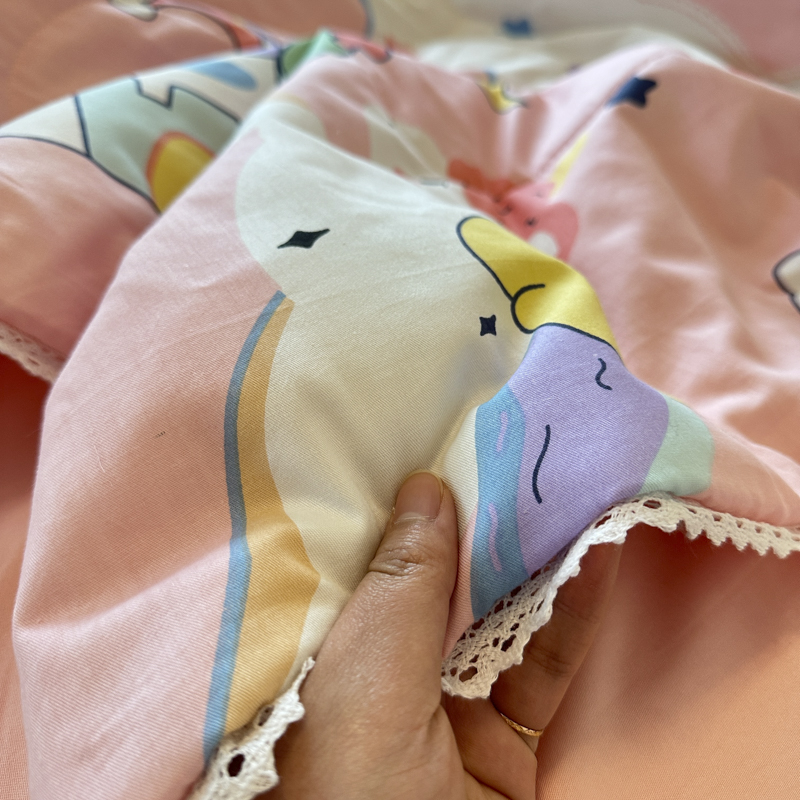 91家纺网 家纺一手货源 找家纺 德芙 2023新款全棉印花卡通夏被四件套 甜甜的梦