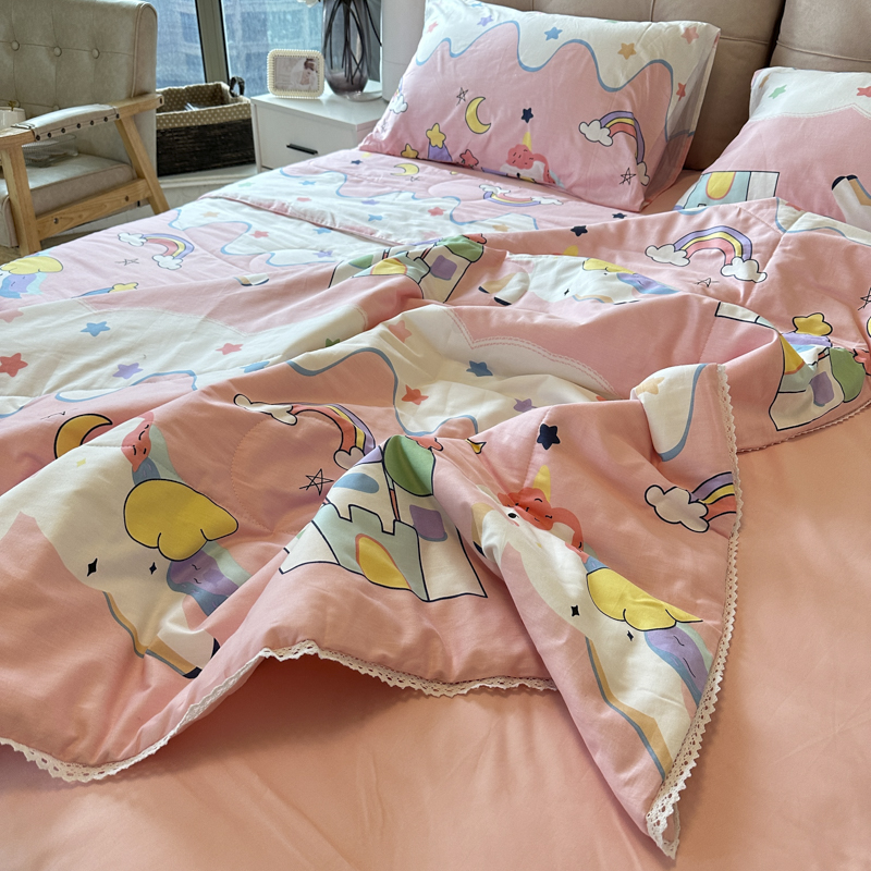 91家纺网 家纺一手货源 找家纺 德芙 2023新款全棉印花卡通夏被四件套 甜甜的梦