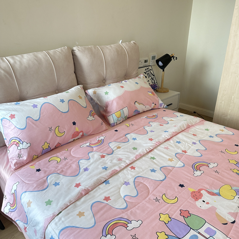 91家纺网 家纺一手货源 找家纺 德芙 2023新款全棉印花卡通夏被四件套 甜甜的梦