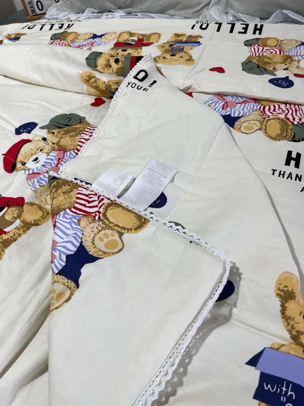 91家纺网 家纺一手货源 找家纺 德芙 2023新款全棉印花卡通夏被四件套 邦迪仔