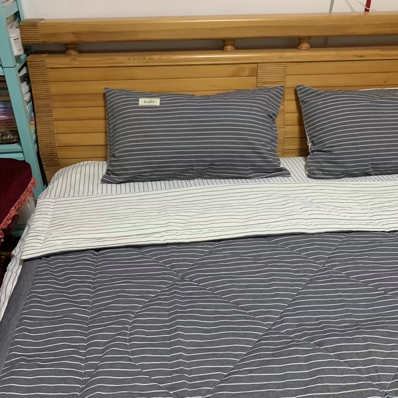 91家纺网 家纺一手货源 找家纺 恋人优选 2023新款A类全棉色织水洗棉夏被 灰白细条双拼