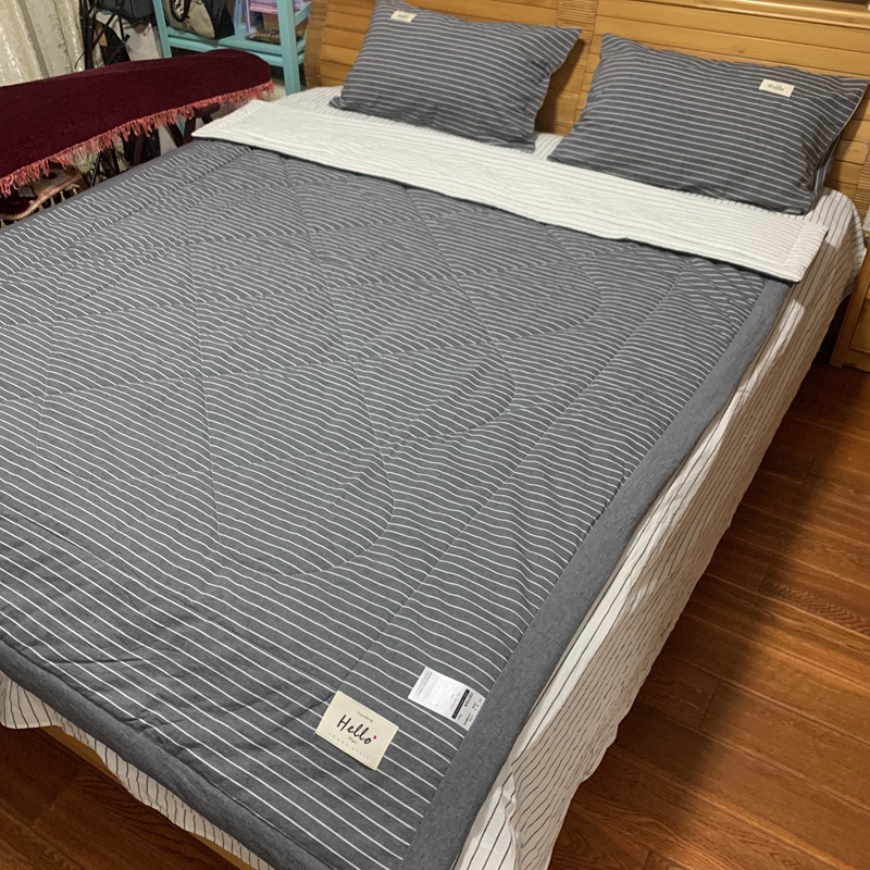 91家纺网 家纺一手货源 找家纺 恋人优选 2023新款A类全棉色织水洗棉夏被 灰白细条双拼