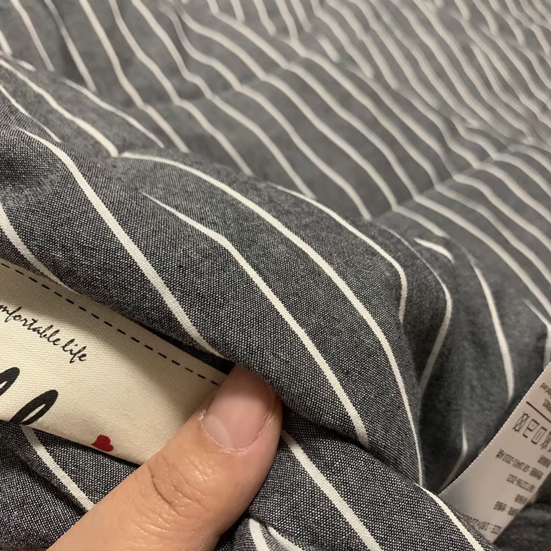 91家纺网 家纺一手货源 找家纺 恋人优选 2023新款A类全棉色织水洗棉夏被 灰白细条双拼