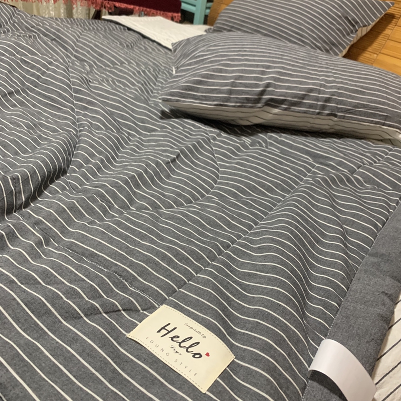 91家纺网 家纺一手货源 找家纺 恋人优选 2023新款A类全棉色织水洗棉夏被 灰白细条双拼
