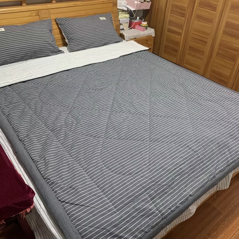 91家纺网 家纺一手货源 找家纺 恋人优选 2023新款A类全棉色织水洗棉夏被 灰白细条双拼