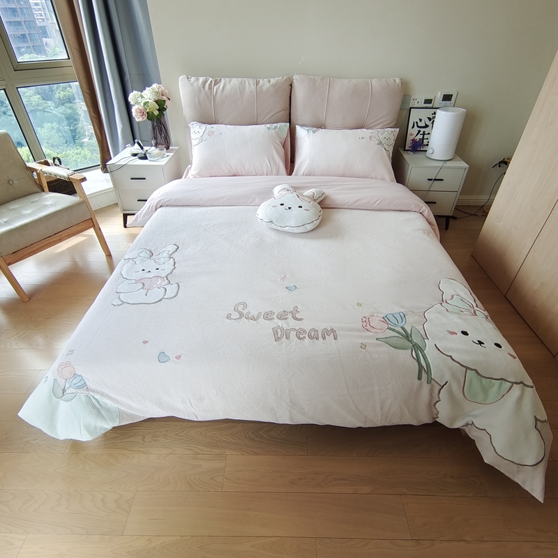 91家纺网 家纺一手货源 找家纺 （总）曼布缇 2025新款A类60s全棉华夫格水洗棉贴布绣花四件套