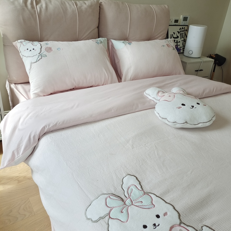 91家纺网 家纺一手货源 找家纺 （总）曼布缇 2025新款A类60s全棉华夫格水洗棉贴布绣花四件套