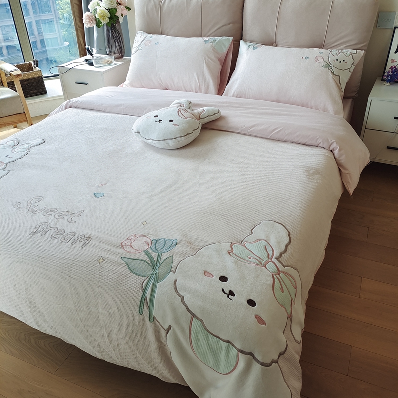 91家纺网 家纺一手货源 找家纺 （总）曼布缇 2025新款A类60s全棉华夫格水洗棉贴布绣花四件套