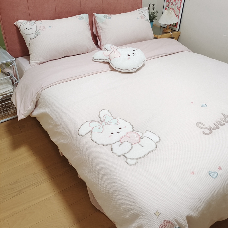 91家纺网 家纺一手货源 找家纺 曼布缇2025A类60s全棉华夫格水洗棉贴布绣花四件套郁金香小兔知夏粉