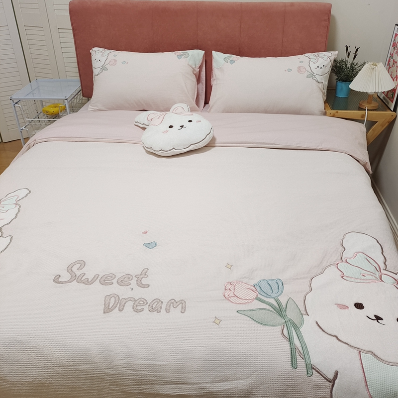 91家纺网 家纺一手货源 找家纺 曼布缇2025A类60s全棉华夫格水洗棉贴布绣花四件套郁金香小兔知夏粉