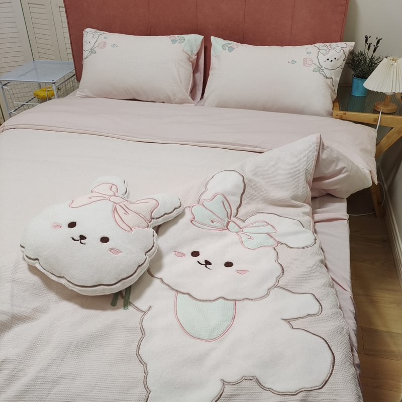 91家纺网 家纺一手货源 找家纺 曼布缇2025A类60s全棉华夫格水洗棉贴布绣花四件套郁金香小兔知夏粉