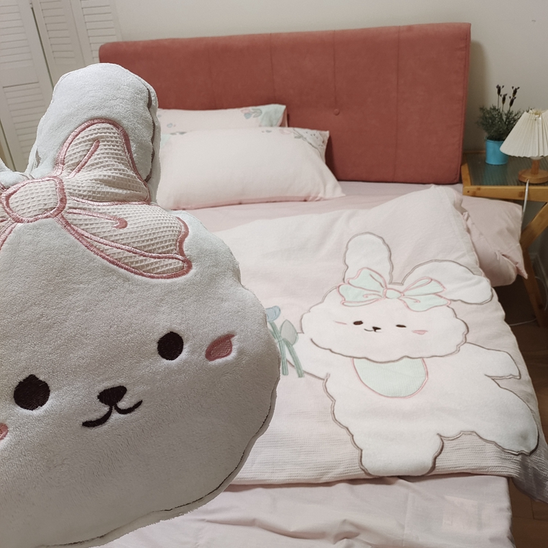 91家纺网 家纺一手货源 找家纺 曼布缇2025A类60s全棉华夫格水洗棉贴布绣花四件套郁金香小兔知夏粉