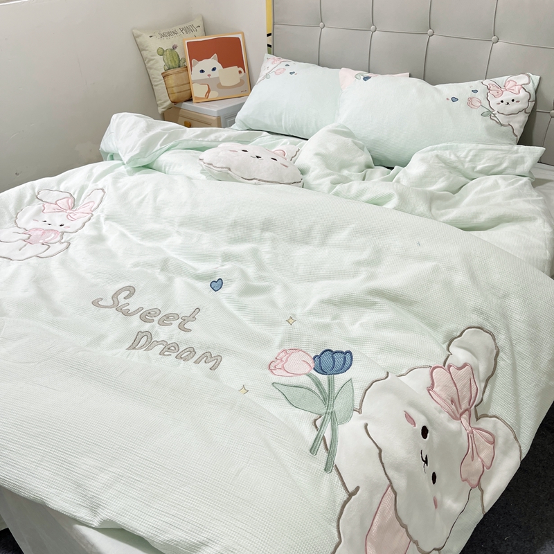 91家纺网 家纺一手货源 找家纺 曼布缇2025A类60s全棉华夫格水洗棉贴布绣花四件套郁金香小兔森林绿