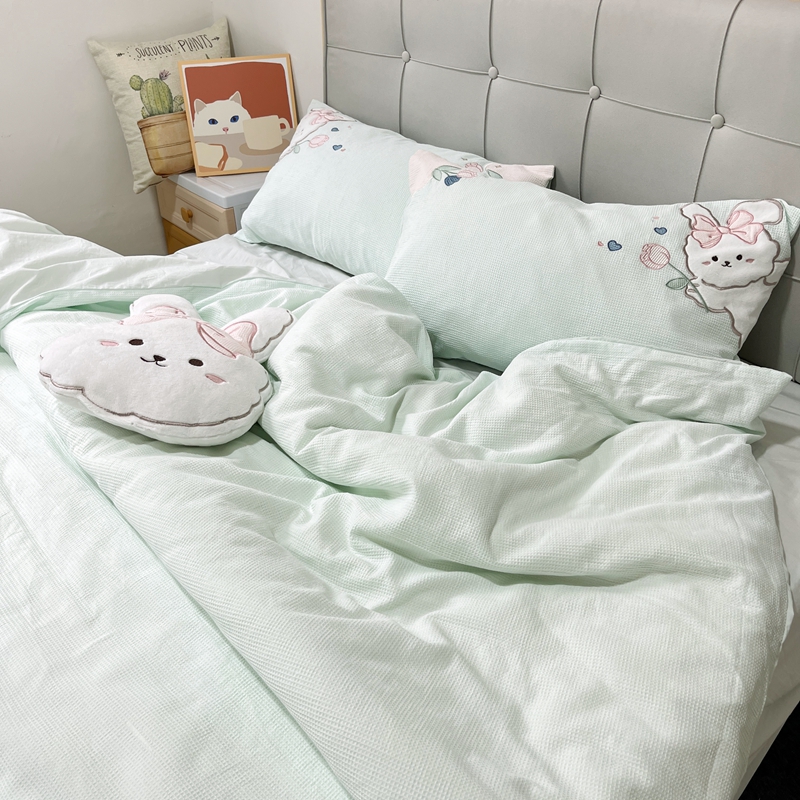 91家纺网 家纺一手货源 找家纺 曼布缇2025A类60s全棉华夫格水洗棉贴布绣花四件套郁金香小兔森林绿