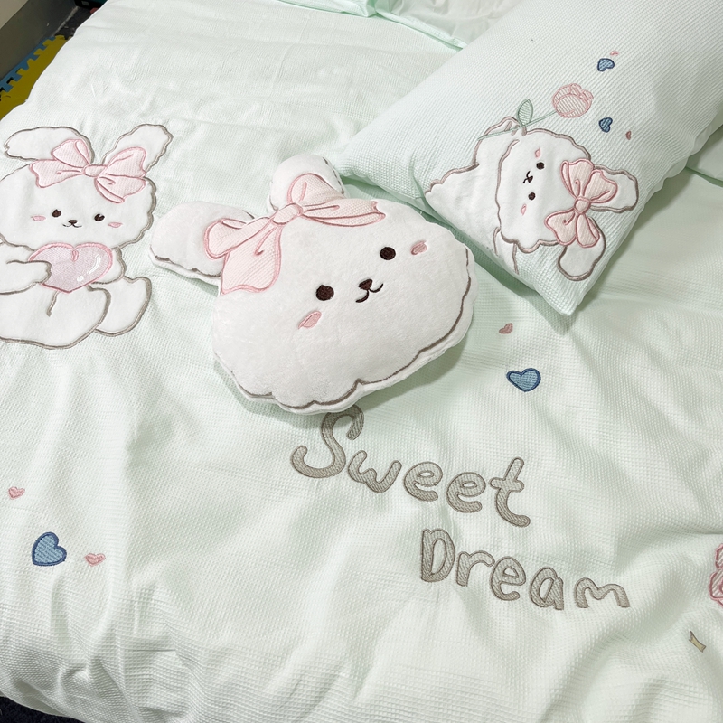 91家纺网 家纺一手货源 找家纺 曼布缇2025A类60s全棉华夫格水洗棉贴布绣花四件套郁金香小兔森林绿