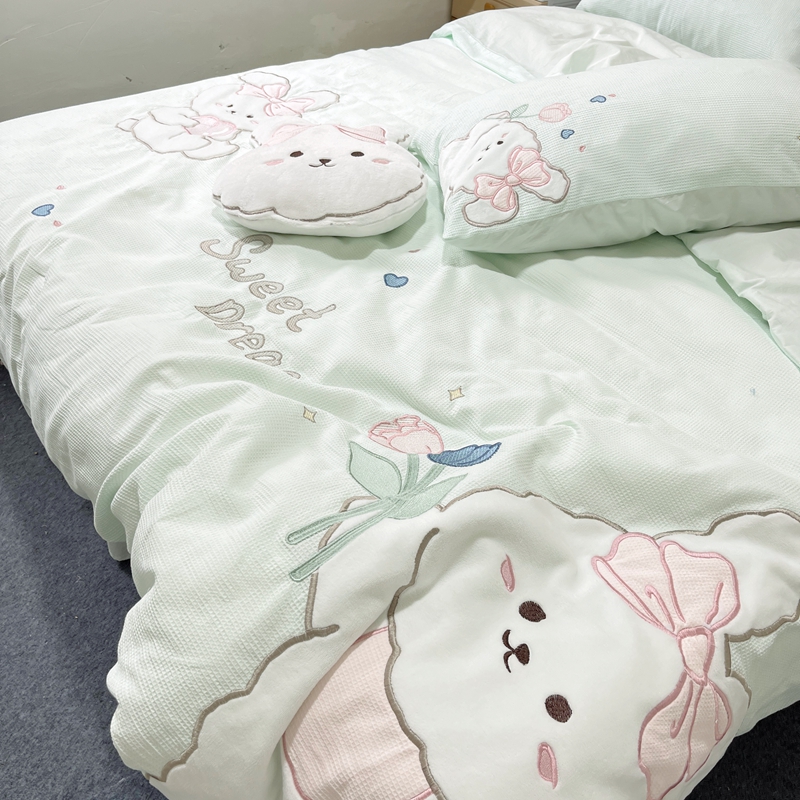 91家纺网 家纺一手货源 找家纺 曼布缇2025A类60s全棉华夫格水洗棉贴布绣花四件套郁金香小兔森林绿