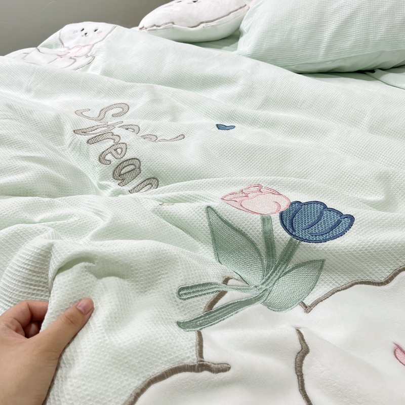 91家纺网 家纺一手货源 找家纺 曼布缇2025A类60s全棉华夫格水洗棉贴布绣花四件套郁金香小兔森林绿