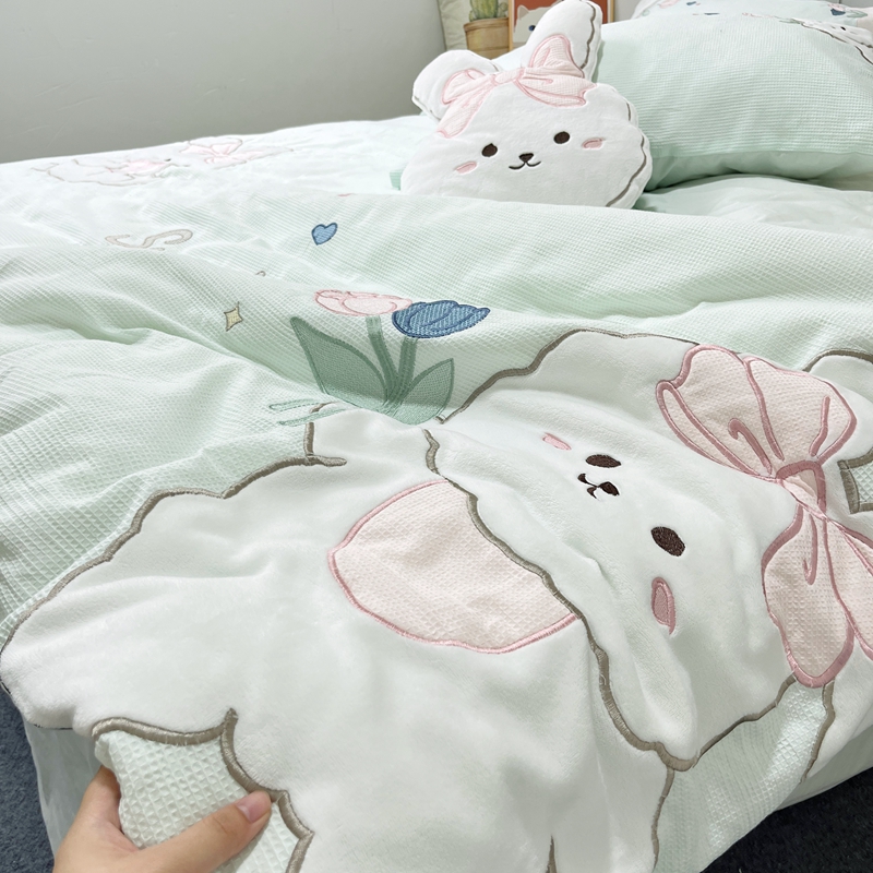 91家纺网 家纺一手货源 找家纺 曼布缇2025A类60s全棉华夫格水洗棉贴布绣花四件套郁金香小兔森林绿