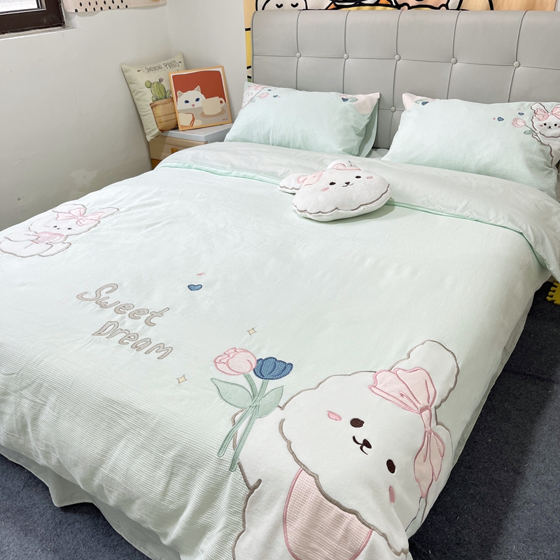 91家纺网 家纺一手货源 找家纺 曼布缇2025A类60s全棉华夫格水洗棉贴布绣花四件套郁金香小兔森林绿