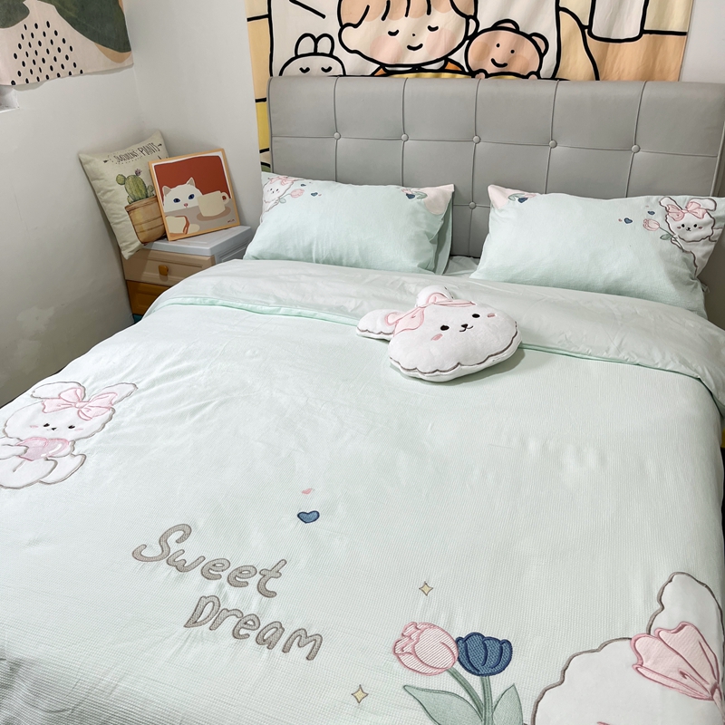 91家纺网 家纺一手货源 找家纺 曼布缇2025A类60s全棉华夫格水洗棉贴布绣花四件套郁金香小兔森林绿